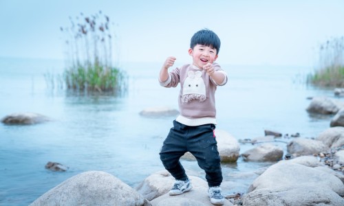 小孩子夏天手很热怎么回事-权威小孩夏天手冰凉出水怎么回事平台,分享专业夏天小孩手凉是什么原因引起的知识_夏天小孩手凉出汗是怎么回事网
